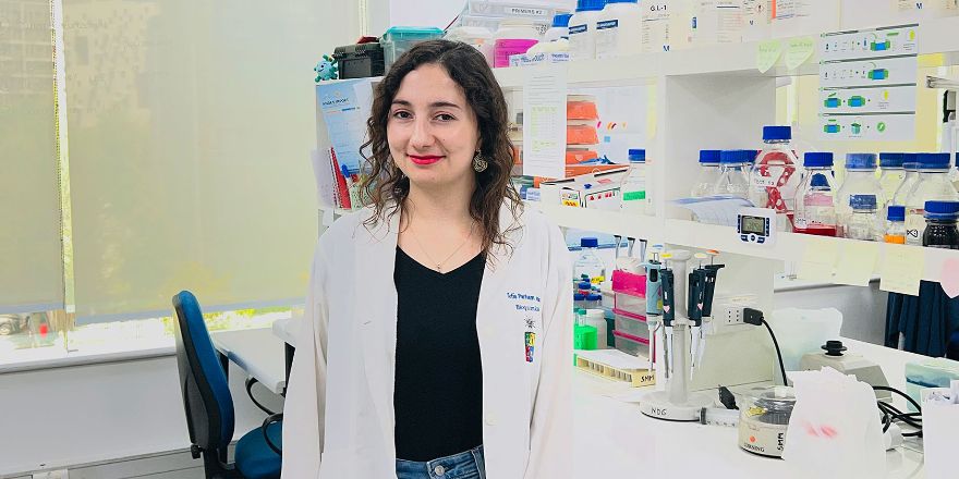 Alumni U. de Chile recibe premio nacional por tesis pionera en biología celular